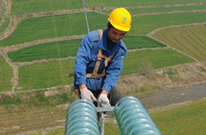 施工人員在高空安裝鐵塔附件