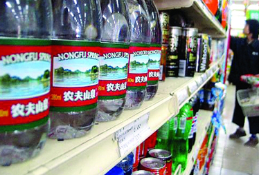 觀察一:被指生產(chǎn)標(biāo)準(zhǔn)不如自來水 違規(guī)還是鉆空子?