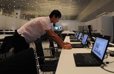 工作人員調試電腦網絡