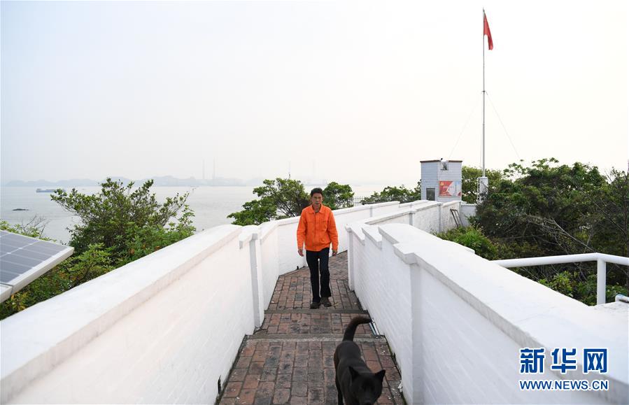 (新華全媒頭條·圖文互動(dòng))(6)守望——記舢舨洲“島主”黃燦明一門四代航標(biāo)工