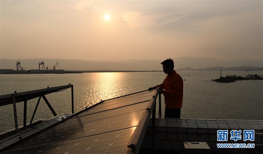 (新華全媒頭條·圖文互動(dòng))(7)守望——記舢舨洲“島主”黃燦明一門四代航標(biāo)工