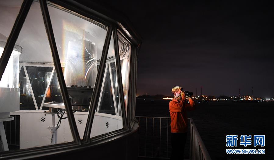 (新華全媒頭條·圖文互動(dòng))(8)守望——記舢舨洲“島主”黃燦明一門四代航標(biāo)工