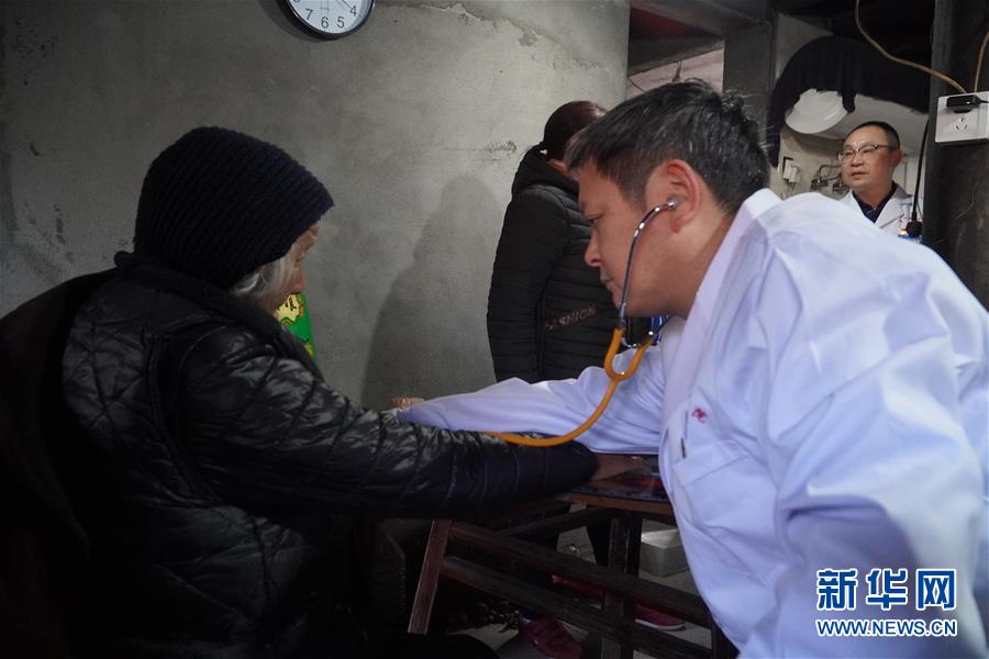 (新春走基層·圖文互動(dòng))(2)高山來了醫(yī)療隊(duì)