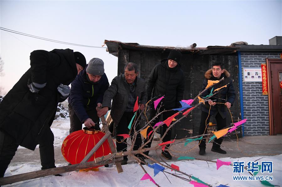 (新春走基層·圖文互動)(2)最冷的日子 最暖的團(tuán)聚——寒極小年里的暖心故事