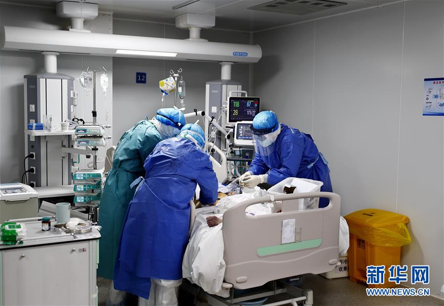 (抗疫一線醫務人員英雄群體·圖文互動)(11)人民軍醫的赤誠守望——軍隊支援湖北醫療隊抗擊新冠肺炎疫情記事