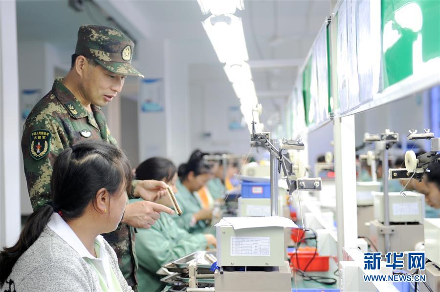 (代表委員履職·圖文互動)(1)跑遍山寨送希望 奔波萬里助脫貧——全國人大代表周豐林履職記