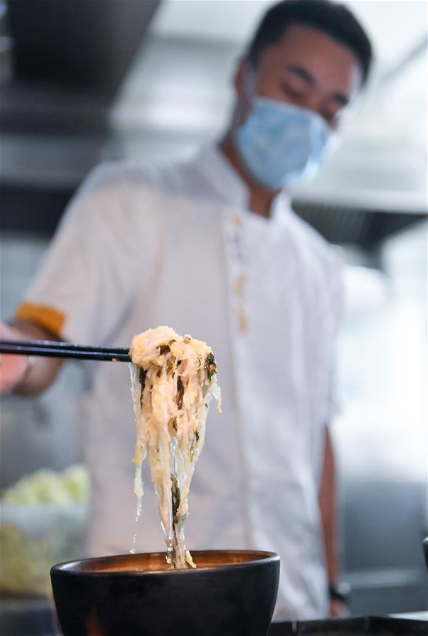 (在習(xí)近平新時(shí)代中國特色社會(huì)主義思想指引下——新時(shí)代新作為新篇章·習(xí)近平總書記關(guān)切事·圖文互動(dòng))(1)讓“舌尖上的節(jié)約”成為習(xí)慣——全社會(huì)營造浪費(fèi)可恥、節(jié)約為榮的氛圍掃描