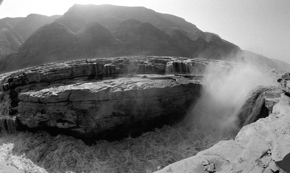 黃河壺口瀑布景色。