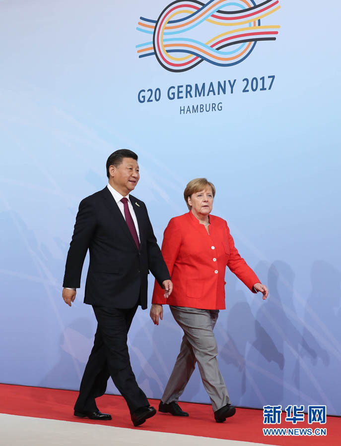 7月7日,二十國集團領導人第十二次峰會在德國漢堡舉行。國家主席習近平出席并發表題為《堅持開放包容 推動聯動增長》的重要講話。這是峰會開始前,習近平受到德國總理默克爾迎接。新華社記者 劉衛兵 攝 7月7日,二十國集團領導人第十二次峰會在德國漢堡舉行。國家主席習近平出席并發表題為《堅持開放包容 推動聯動增長》的重要講話。這是峰會開始前,習近平受到德國總理默克爾迎接。新華社記者 劉衛兵 攝